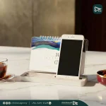 تقویم رومیزی ماه‌شمار مدل آترین با پایه MDF سفید و طرح چوب و پلاک لیزری
