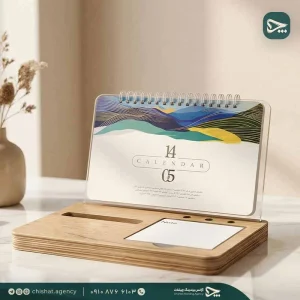 تقویم رومیزی ماه‌شمار مدل شایلی با پایه MDF سفید و طرح چوب به همراه پلاک لیزری